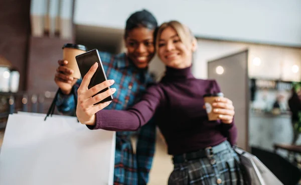 Dos Amigas Hacen Selfie Tienda Compras Compras Tienda Ropa Estilo — Foto de Stock