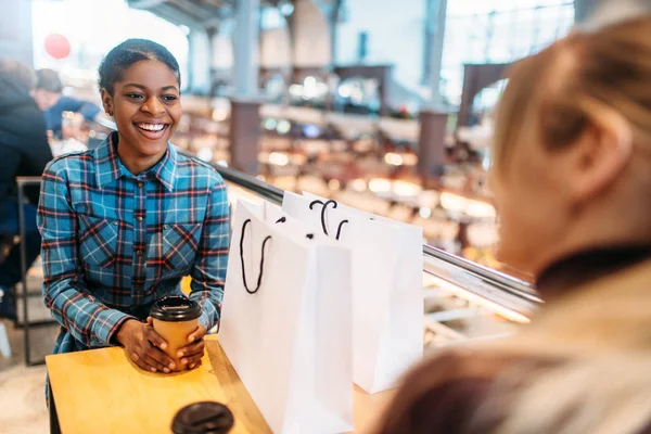 Mujeres Blancas Negras Patio Comidas Después Comprar Compras Tienda Ropa —  Fotos de Stock