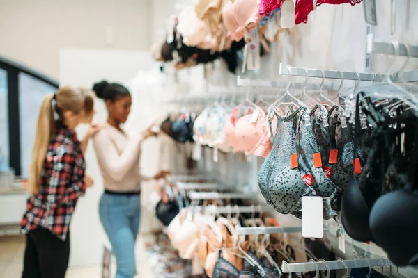 Duas Mulheres Escolher Roupa Interior Fazer Compras Lojas Loja Roupas — Fotografia de Stock