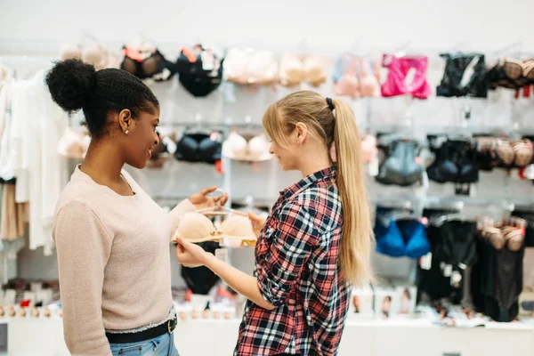 Dvě Mladé Atraktivní Ženy Nakupování Dámského Spodního Prádla Shopaholics Obchod — Stock fotografie