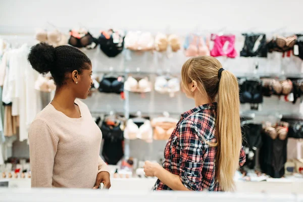 人の女性下着 ショーケースに対してショッピング 衣料品店 消費者のライフ スタイル ファッション ランジェリーで女性の買い物客のショッピング — ストック写真