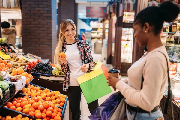 Duas Jovens Mulheres Atraentes Comprando Frutas Depois Fazer Compras Compradores — Fotografia de Stock