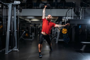 Halter, spor olarak çalışma ile egzersiz yaparak güçlü halterci. Sakallı sporcu eğitim Spor Kulübü, sağlıklı yaşam tarzı