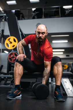 Dumbbell eylem, spor olarak çalışma ile güçlü atlet. Sakallı sporcu eğitim Spor Kulübü, sağlıklı yaşam tarzı