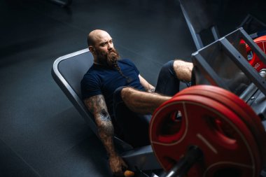 Güçlü atlet spor salonunda eğitim egzersiz makinede halter ile. Sakallı adam Spor Kulübü, sağlıklı bir yaşam tarzı olarak çalışma