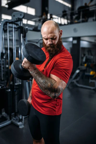Atleta Muscular Fazendo Exercício Com Halteres Ginásio Homem Barbudo Clube — Fotografia de Stock