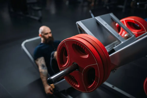 Gespierde Atleet Oefening Machine Met Barbell Training Sportschool Bebaarde Man — Stockfoto