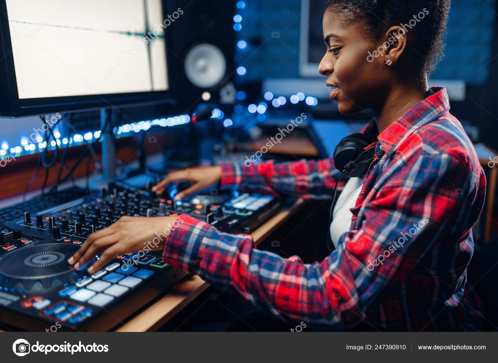 Женщина Звукорежиссёр Работающая Пульте Дистанционного Управления.