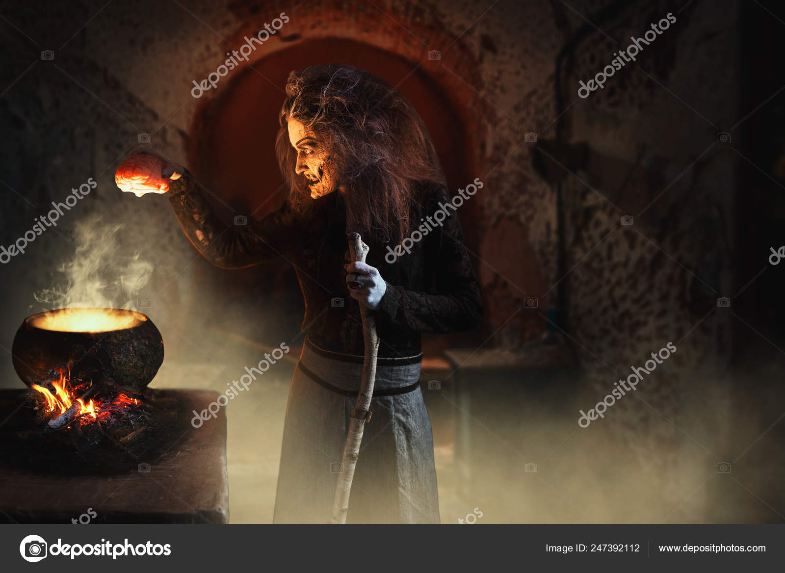 Ход колдуньи читать. Магические способности. Лилиана весс арт +18. Ведьма колдует. Шепот колдуньи.