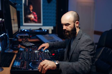 Ses mühendisi kadın şarkıcı bir kayıt stüdyosunda yapar. Müzisyen Kulaklığımda gerçekleştirir kompozisyon, profesyonel müzik karıştırma