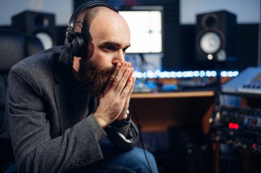 Ses yapımcısı kayıt stüdyosu bileşiminde dinler. Profesyonel ses ve müzik teknolojisi karıştırma