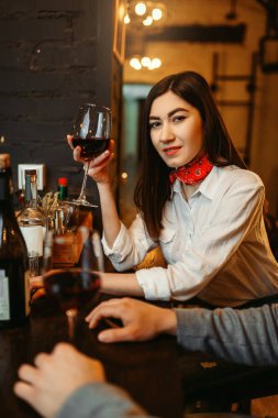 Erkek ve kadın ilk kişi görünümü bar, flört ahşap sayaç kaç. Aşık Hobiler pub karı -koca birlikte gece kulübünde rahatlatıcı içinde