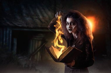 Korkunç cadı spellbook, büyücülük, manevi ruh çağırma seansı karanlık güçler tutar. Kadın foreteller çağırır ruhlar, korkunç gelecek teller