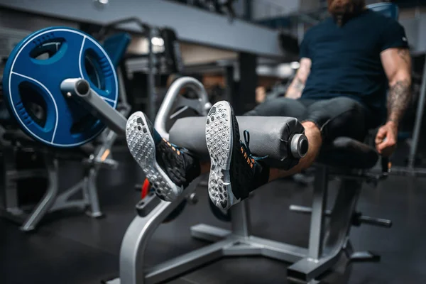 Pessoa Masculina Musculosa Treina Pernas Máquina Exercícios Treinando Academia Homem — Fotografia de Stock