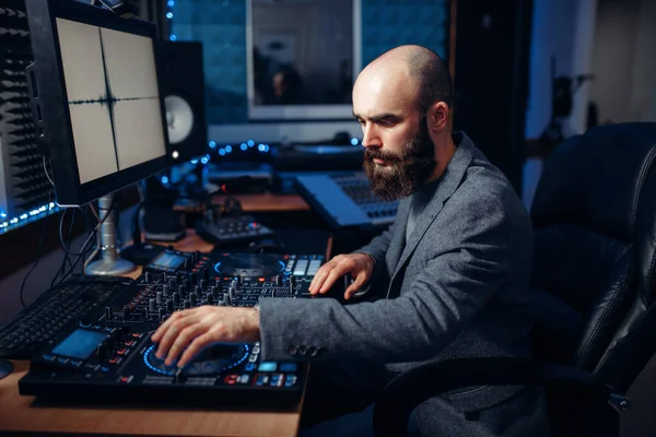 音响工程师在录音室的遥控器面板上工作 音乐家在混音器 专业的音频混合 — 图库照片