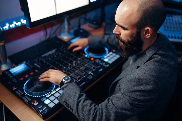 Mannelijke Geluidseditor Het Bedieningspaneel Van Afstandsbediening Opnamestudio Muzikant Mixer Professioneel — Stockfoto