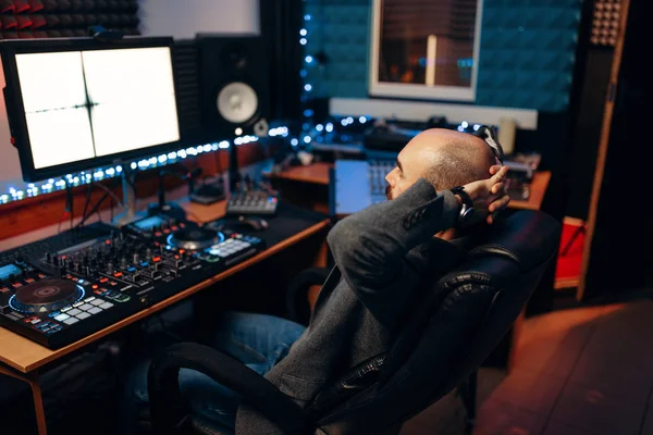 Uzaktan Kontrol Paneli Arkadan Görünüm Erkek Ses Mühendisi Stüdyo Kayıt — Stok fotoğraf