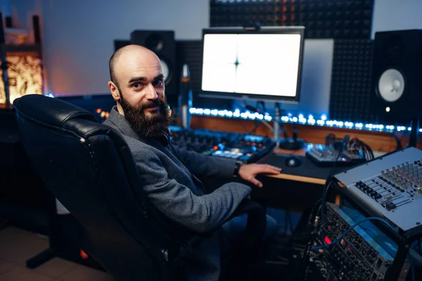 Vousatý Zvukař Dálkový Ovládací Panel Audio Nahrávací Studio Hudebník Mixéru — Stock fotografie