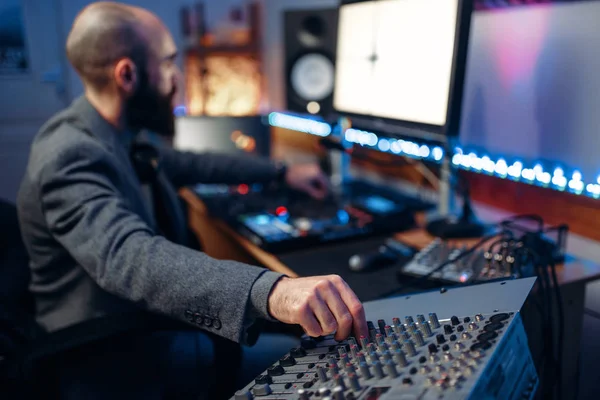 Ses Operatör Ses Kayıt Stüdyosu Uzaktan Denetim Masasında Müzisyen Mikser — Stok fotoğraf