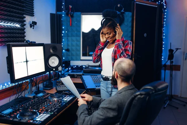 Operatore Sonoro Cantante Pannello Controllo Remoto Studio Registrazione Audio Musicista — Foto Stock