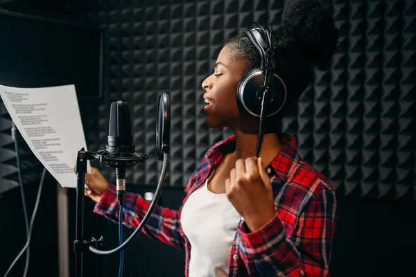 Jovem Mulher Fones Ouvido Canções Estúdio Gravação Áudio Músico Ouve — Fotografia de Stock