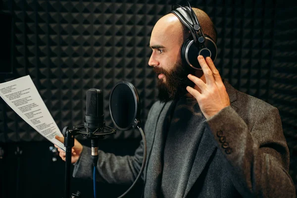 Männlicher Sänger Mit Kopfhörern Lieder Tonstudio Musiker Hört Komposition Professionelle — Stockfoto