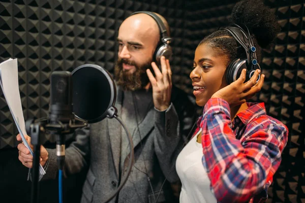 Chanteurs Masculins Féminins Dans Des Chansons Écouteurs Studio Enregistrement Audio — Photo