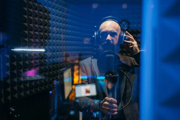 Άνδρας Εκτελεστής Ακουστικά Τραγούδια Στο Studio Ηχογράφηση Μουσικός Ακούει Σύνθεση — Φωτογραφία Αρχείου
