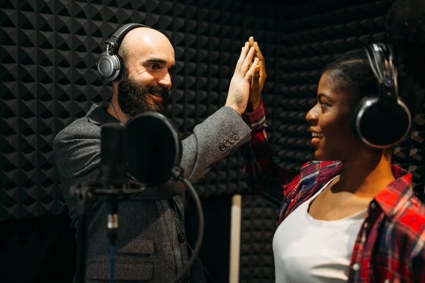 Kulaklık Şarkı Ses Kayıt Stüdyosu Olarak Erkek Kadın Sanatçılar Kayıt — Stok fotoğraf