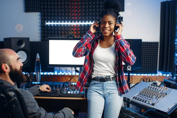 Geluid Producent Vrouwelijke Performer Hoofdtelefoon Luistert Samenstelling Opnamestudio Professionele Audio — Stockfoto