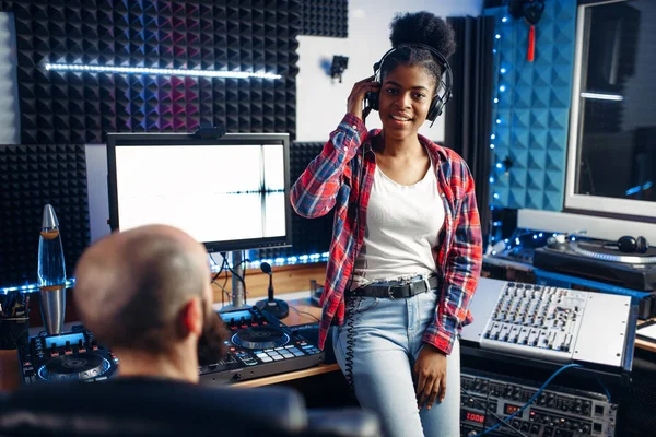 Geluid Producent Vrouwelijke Performer Hoofdtelefoon Luistert Samenstelling Opnamestudio Professionele Audio — Stockfoto