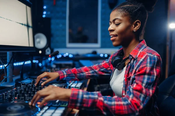 Vrouwelijke Geluidsingenieur Werkt Het Paneel Van Afstandsbediening Opnamestudio Muzikant Mixer — Stockfoto