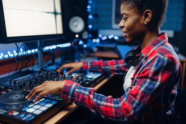 在录音室的遥控面板工作的女音响工程师 音乐家在混音器 专业的音频混合 — 图库照片