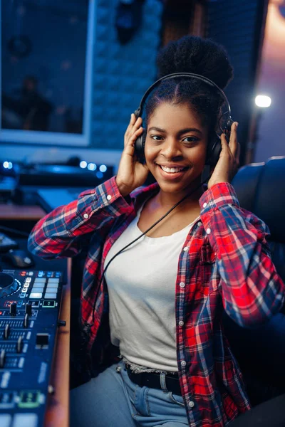 Músico Feminino Fones Ouvido Painel Controle Remoto Estúdio Gravação Áudio — Fotografia de Stock