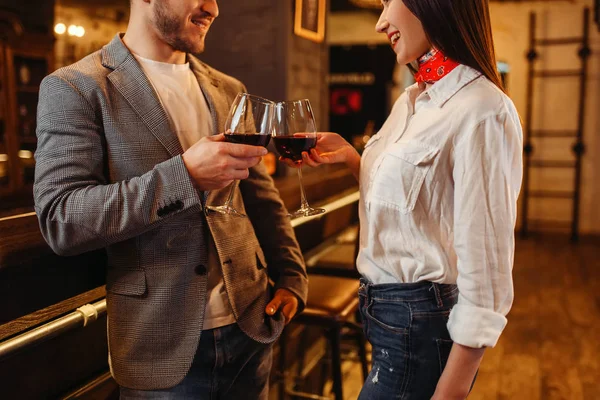 男人和女人在木吧柜台喝红酒 情侣在酒吧休闲 丈夫和妻子一起在夜总会放松 — 图库照片