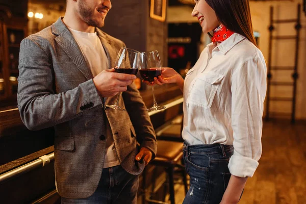 Hombre Mujer Bebe Vino Tinto Mostrador Del Bar Madera Ocio — Foto de Stock