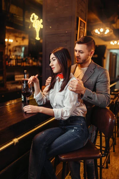 Homem Mulher Relaxar Casal Balcão Madeira Bar Amantes Lazeres Pub — Fotografia de Stock