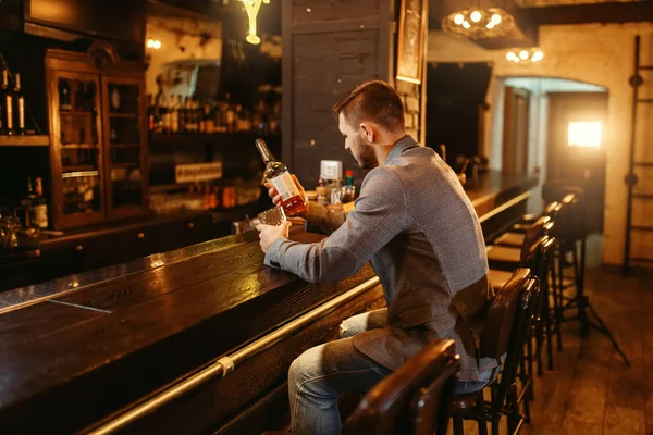 Homme Avec Bouteille Boissons Alcoolisées Comptoir Bar Bois Loisirs Client — Photo