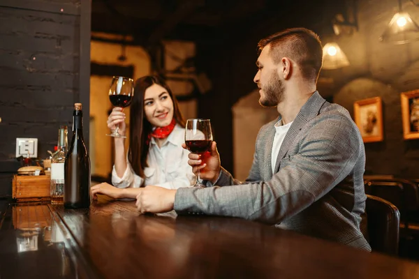 Homme Femme Flirtant Bar Couple Comptoir Bois Lovers Loisirs Dans — Photo