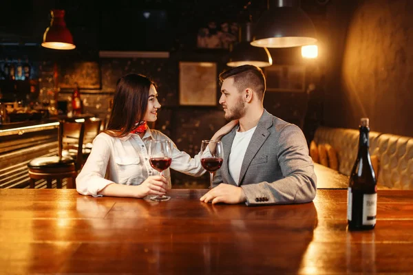 男人和女人在酒吧调情 一对夫妇在木制柜台 情侣们在酒吧里休闲 丈夫和妻子一起在夜总会放松 — 图库照片