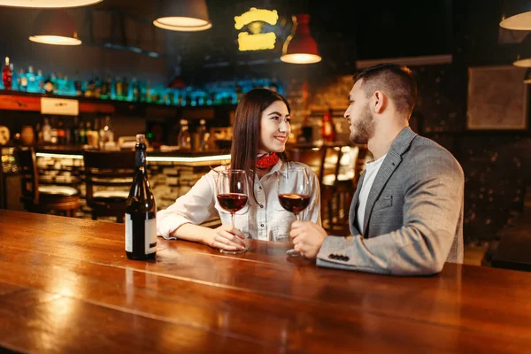 Homem Mulher Flertando Bar Noite Romântica Casal Balcão Madeira Amantes — Fotografia de Stock