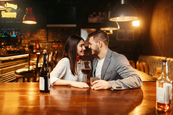 Noche Romántica Bar Pareja Amor Besándose Mostrador Madera Amantes Distracciones —  Fotos de Stock