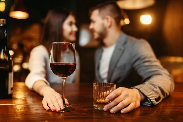 浪漫的夜晚在酒吧 爱情夫妇在木制柜台 情侣们在酒吧里休闲 丈夫和妻子一起在夜总会放松 — 图库照片