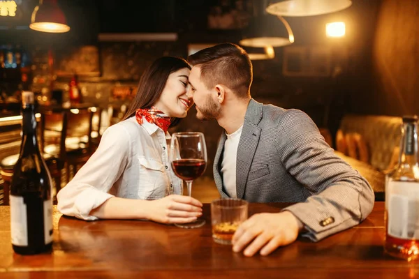 浪漫的夜晚在酒吧 爱情夫妇在木柜台接吻 情侣们在酒吧里休闲 丈夫和妻子一起在夜总会放松 — 图库照片