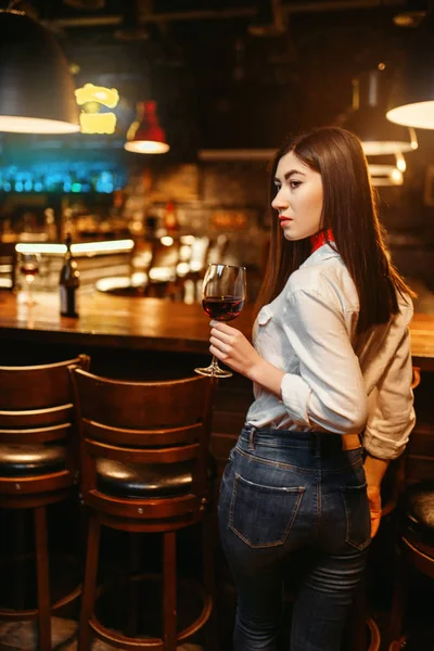 Mujer Atractiva Joven Con Copa Vino Tinto Mostrador Bar Madera —  Fotos de Stock