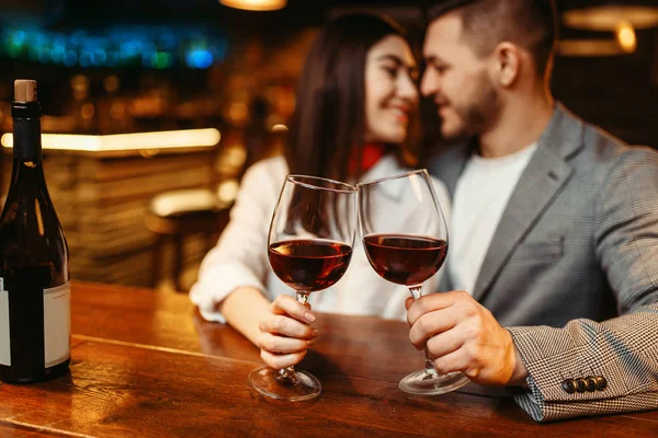 浪漫的夜晚 情侣在酒吧 约会庆祝 情侣们在酒吧里休闲 丈夫和妻子一起在夜总会放松 — 图库照片