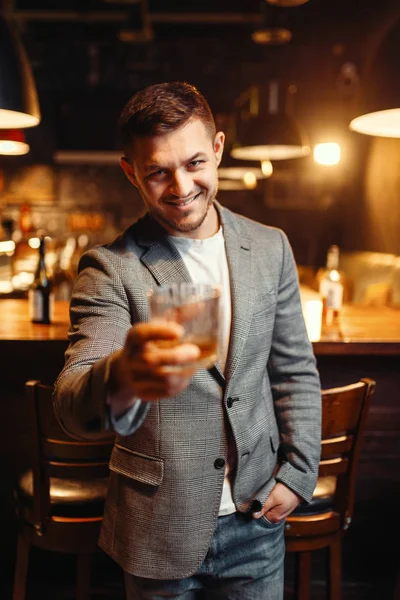 Uomo Sorridente Distende Bicchiere Alcol Nel Bar Svaghi Del Cliente — Foto Stock