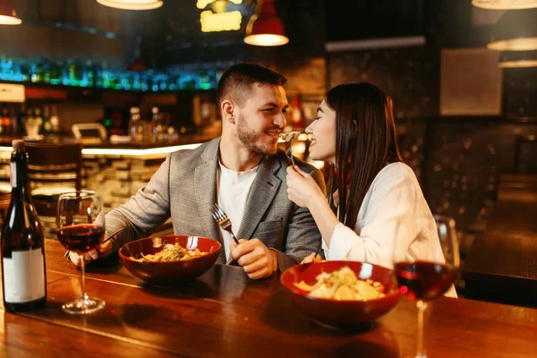 木製のバーのカウンターでいちゃつくカップル ペースト 赤ワインのロマンチックなディナーが大好きです 夫と妻のナイトクラブで一緒にリラックスで愛好家余暇 — ストック写真