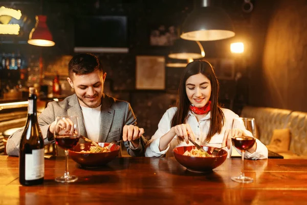 Liebespaar Flirtet Holztheke Romantisches Abendessen Mit Paste Und Rotwein Liebende — Stockfoto