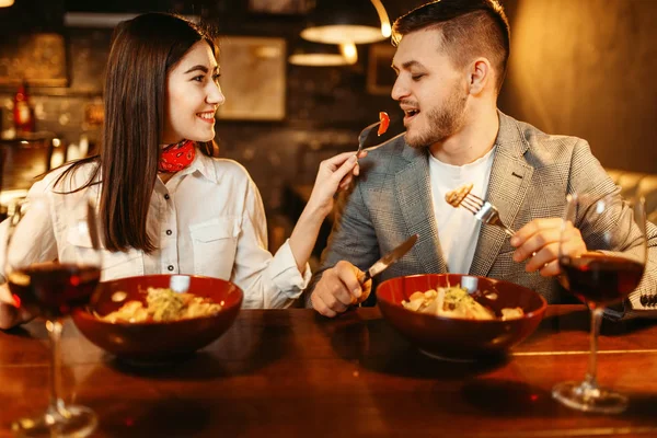 Paar Der Holztheke Romantisches Abendessen Mit Rotwein Liebende Freizeit Der — Stockfoto